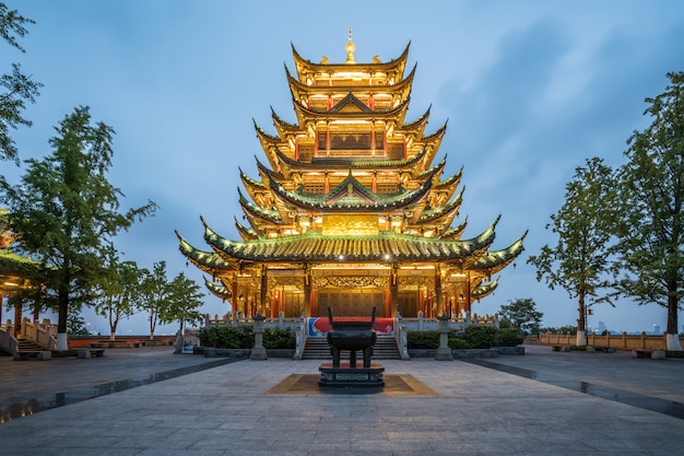 Antycznej architektury świątynna pagoda w parku, Chongqing, Chiny