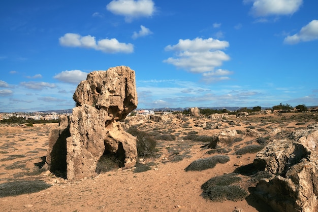 Antyczni kamienie w Pafos archeologicznym parku przy Kato