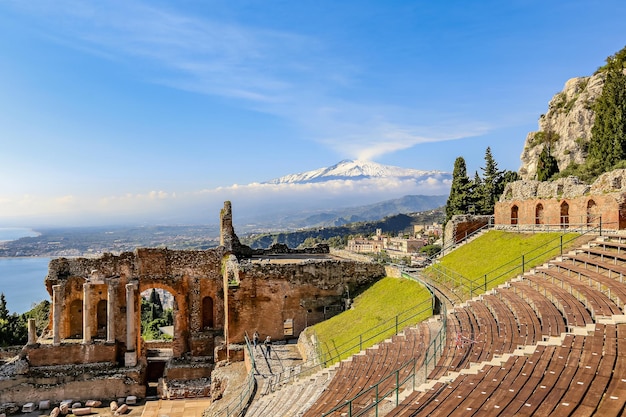 Antyczny grecki amfiteatr, Taormina teatro greco w słoneczny dzień, Sycylia, Włochy