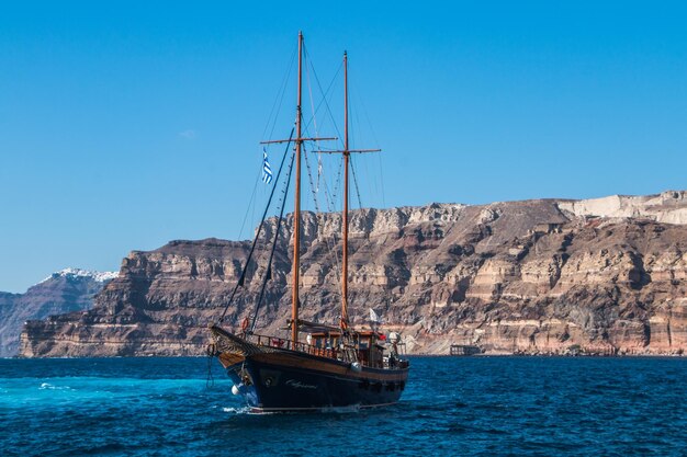 Antyczny jacht na wyspie Santorini błękitne morze klify krajobrazowe