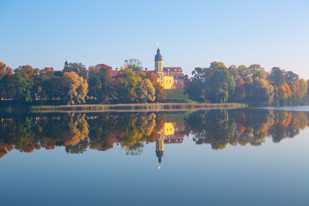 Antyczny pałac w Nieświeżu (Białoruś) jesienią)