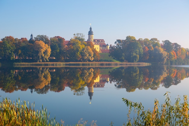 Zdjęcie antyczny pałac w nieświeżu (białoruś) jesienią