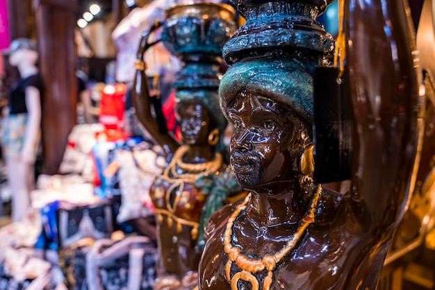 Antyczny posąg jako prezent na stoisku z pamiątkami w sklepie na sprzedaż