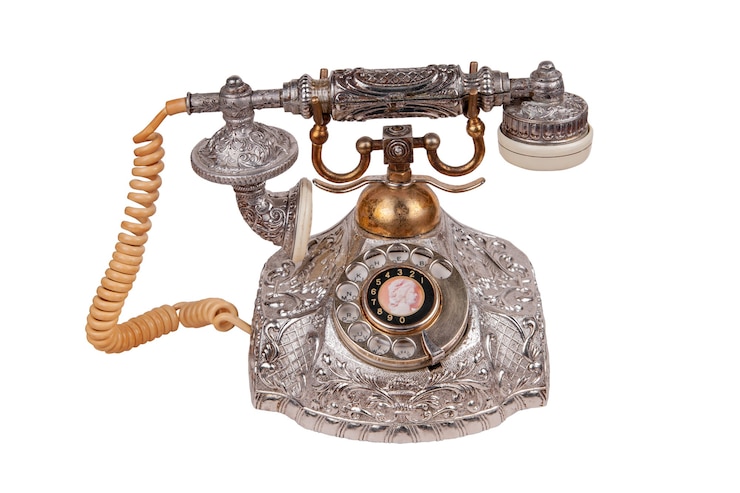 Zdjęcie antyczny telefon vintage na białym tle