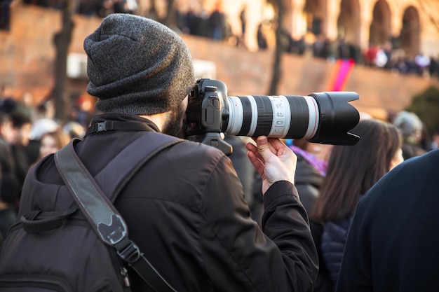 Zdjęcie aparat ręczny fotografa w demonstracji