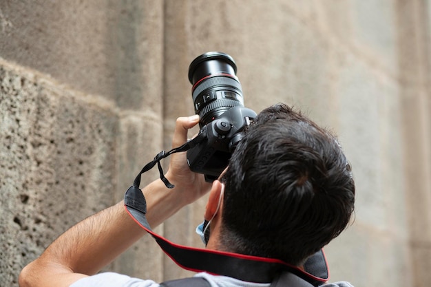 Aparat w dłoni fotografa