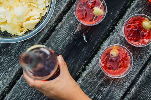 Aperol spritz aperitif koktajle na świeżym powietrzu. glamping.