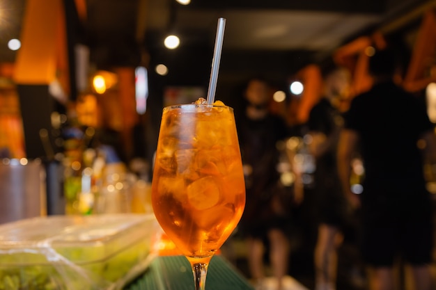 Aperol Spritz Cocktail Napój alkoholowy na bazie lady barowej z kostkami lodu i pomarańczami.