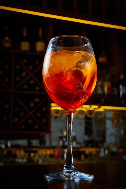 Aperol Spritz Cocktail Napój alkoholowy na bazie lady barowej z kostkami lodu i pomarańczami