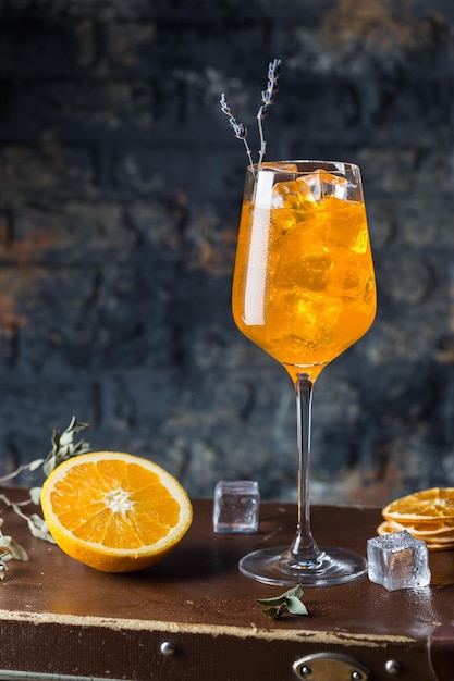 Aperol spritz koktajl w szkle na ciemnym tle