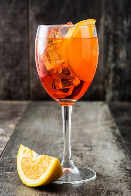 Aperol Spritz Koktajl W Szkle Na Drewnianym Stole