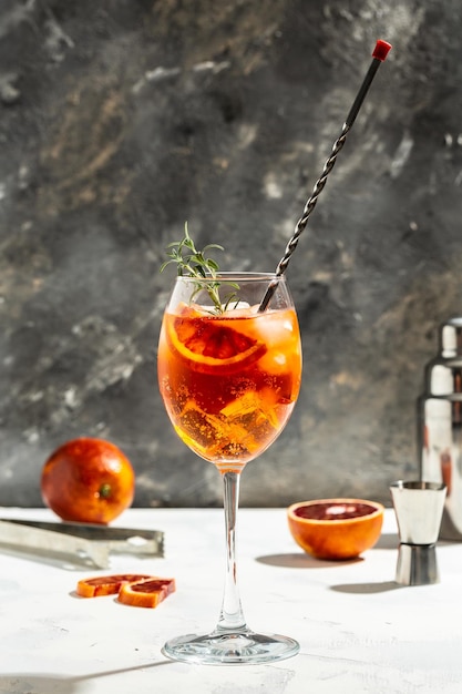 Aperol Spritz Koktajl W Szkle Ze świeżymi Krwawymi Pomarańczami Czerwonymi Gorzkimi Wytrawnymi Białymi Sodą I Lodem Na Szarym Tle