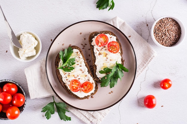 Apetyczna bruschetta z pomidorami ricotta, nasionami lnu i pietruszką na talerzu Widok z góry