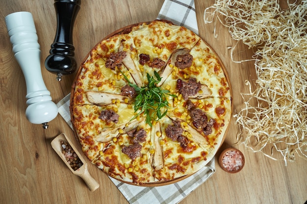 Apetyczna meksykańska pizza z serem, kurczakiem, kukurydzą i miękką wołowiną na drewnianej tacy w kompozycji ze składnikami. Widok z góry. Jedzenie leżało płasko