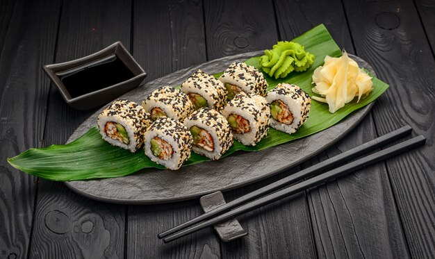 Apetyczna sushi roll california z węgorzem, ogórkiem awokado i sezamem