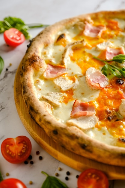 Apetyczna, świeża Pizza Na Stole. Jedzenie Z Włoskiej Restauracji. Gotowanie Pizzy. Składniki Pizzy. Obiad Z Przyjaciółmi.