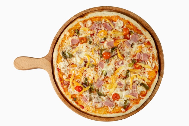 Apetyczna wegetariańska pizza na drewnianej desce. Tradycyjne włoskie jedzenie. Widok z góry. Pojedynczo na białym.