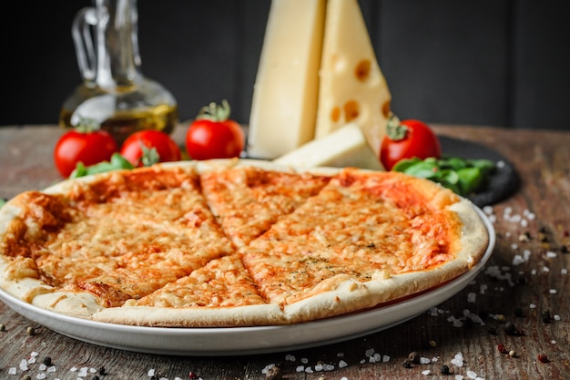 Apetyczna włoska pizza i składniki