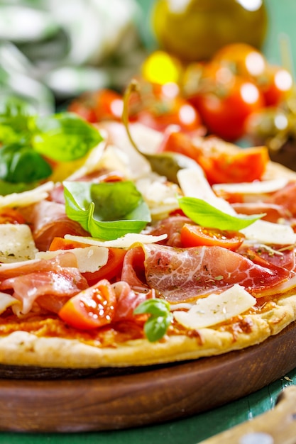 Apetyczna włoska pizza z prosciutto