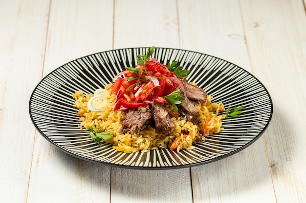 Apetyczne danie uzbeckie Plov z ryżem i mięsem