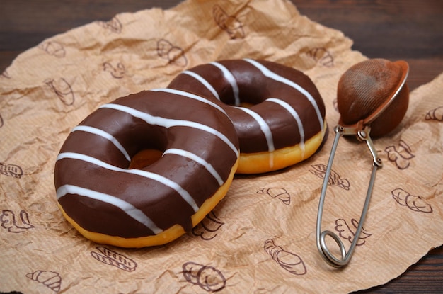 Apetyczne pączki czekoladowe na pergaminowym zbliżeniu