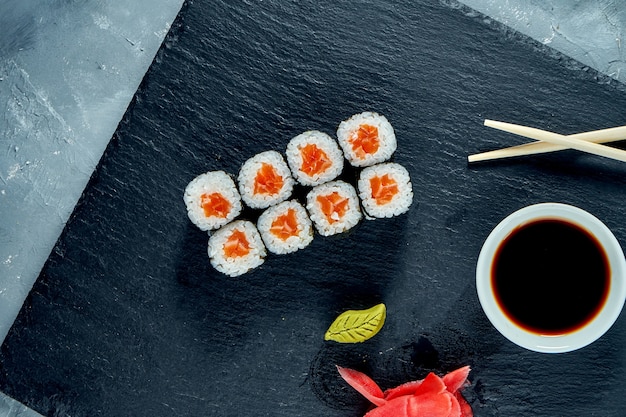 Apetyczne Sushi Maki Z łososiem Na Czarnej Tablicy łupkowej