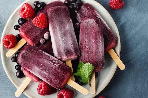 Apetyczne, świeże Wegańskie Lody Popsicles Z Jagodami Podawane Na Talerzu.