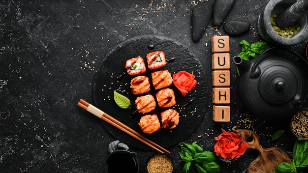 Apetyczne tradycyjne sushi na czarnej kamiennej płycie Kuchnia japońska Widok z góry