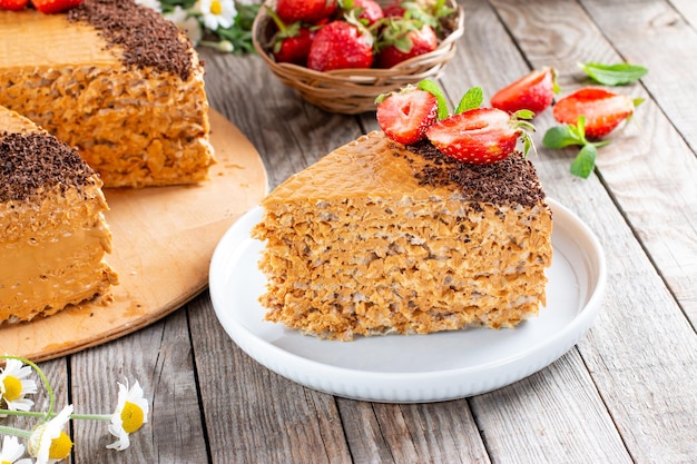 Apetyczny kawałek ciasta waflowego ze skondensowaną mleczną czekoladą i truskawkami na drewnianym stole Widok z bliska Piekarnia fotografii kulinarnej