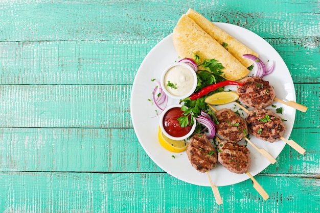 Apetyczny Kofta Kebab (meatballs) Z Sosem I Tortille Tacos Na Białej Płytce