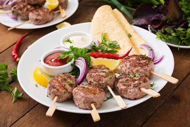 Apetyczny Kofta Kebab (meatballs) Z Sosem I Tortille Tacos Na Białej Płytce