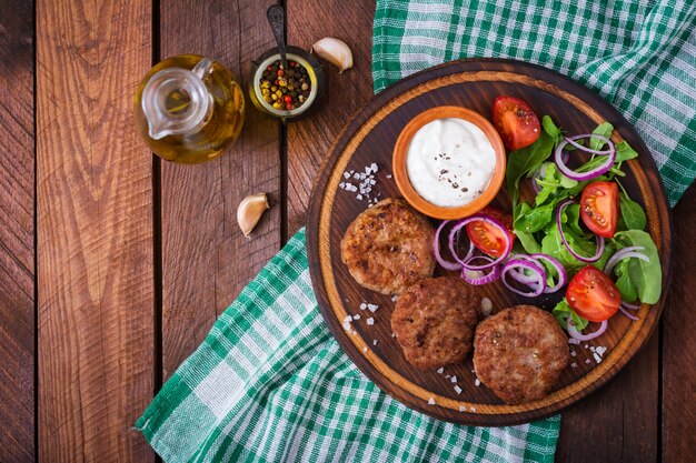 Apetyczny Kotlet Mięsny I Sałatka Pomidorowa Z Rukolą