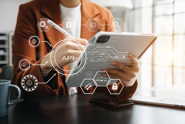 API Programowanie aplikacji Interfejs kobieta korzystająca z laptopa, tabletu i smartfona z ikoną wirtualnego ekranu API Narzędzie do rozwoju oprogramowania nowoczesna technologia i koncepcja sieci