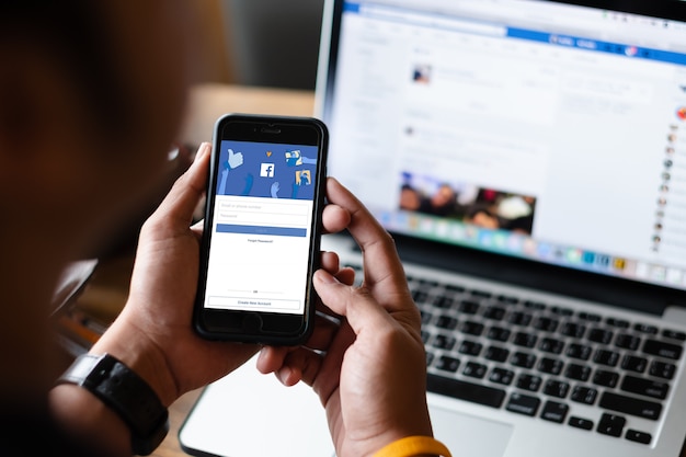 Aplikacja mediów społecznościowych Facebook na smartfonach i laptopach