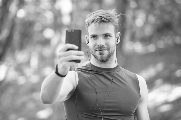 Aplikacja sportowa na telefon cyfrowy sport inteligentny zegarek atletyczny mężczyzna w odzieży sportowej zrób selfie trening na świeżym powietrzu Aplikacja fitness Ui ux koncepcja gadżet w nowoczesnym sporcie muskularny mężczyzna w wyszukiwarce połączeń