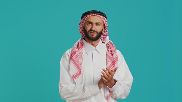 Arab robi znak oklasków.