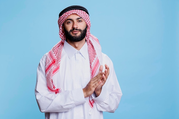 Arab w tradycyjnych ubraniach aplauduje