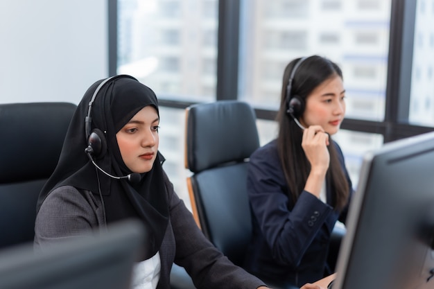 Arabka Lub Muzułmanka Pracuje W Biurze Obsługi Klienta I Biurze Obsługi Klienta W Zestawach Słuchawkowych Z Mikrofonem
