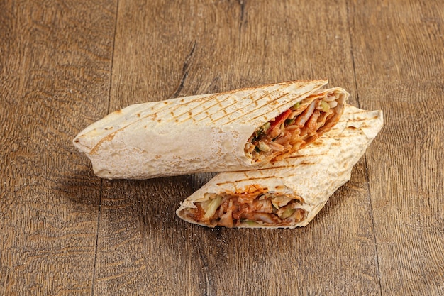 Arabska bułka z przekąskami Shawarma z mięsem i warzywami