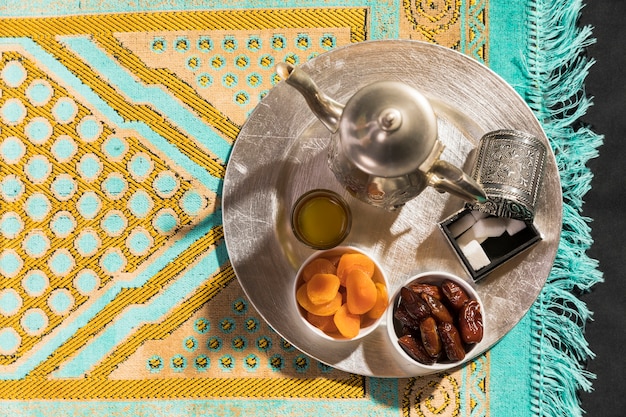 Zdjęcie arabska herbata i suszone owoce leżały płasko
