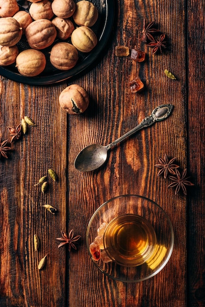 Arabska herbata z różnymi przyprawami w szklance armudu na drewnianej powierzchni Widok z góry