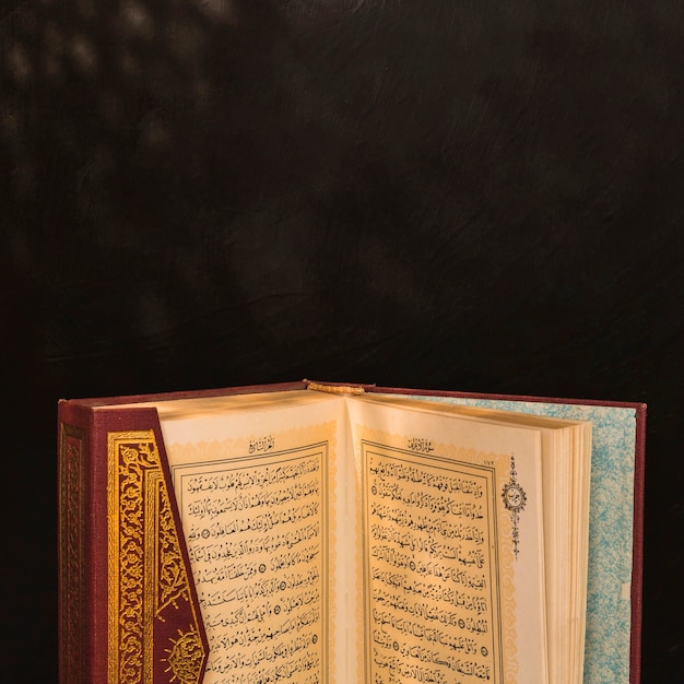 Zdjęcie arabska książka z ozdobną okładką