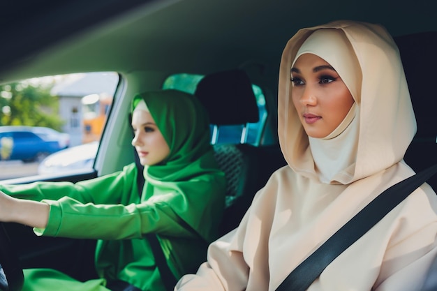 Arabska młoda kobieta para podróżuje samochodem