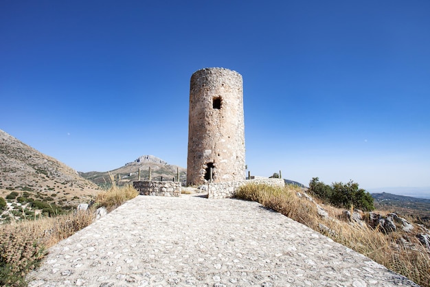 Arabska wieża Iznalloz zbudowana w XIV wieku w pobliżu Granady