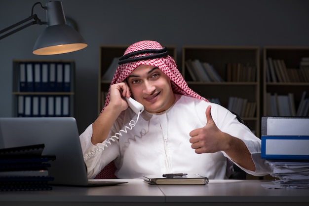 Arabski Biznesmen Pracuje Póżno W Biurze