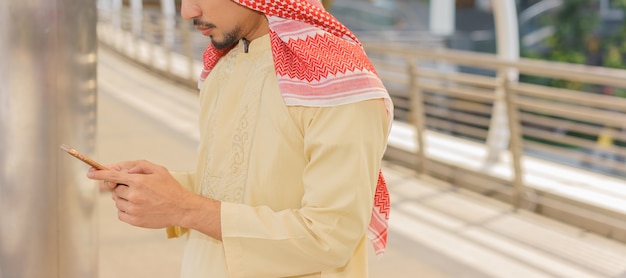 Arabski biznesmen używa smartphone