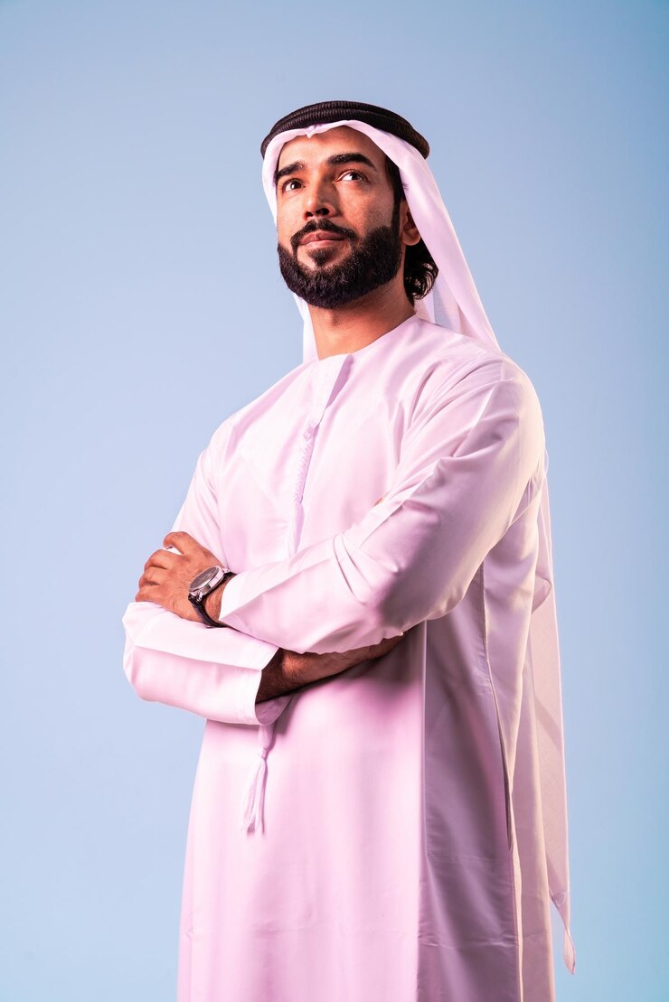 Zdjęcie arabski biznesmen w emirackim portrecie kandury w studiu