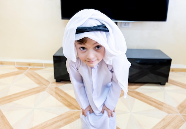 Arabski chłopiec noszący tradycyjne stroje