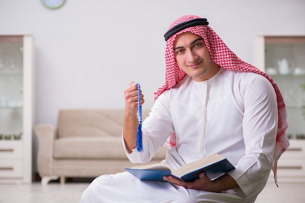 Arabski mężczyzna modli się w domu