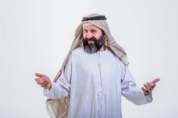 Arabski mężczyzna pokazując kciuk do góry stojący na witkowym tle